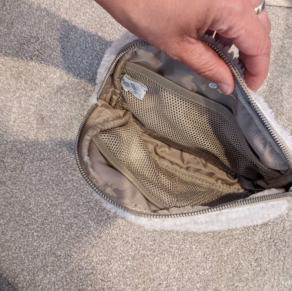 Lululemon fleece everywhere belt bag - Picture 5 of 8